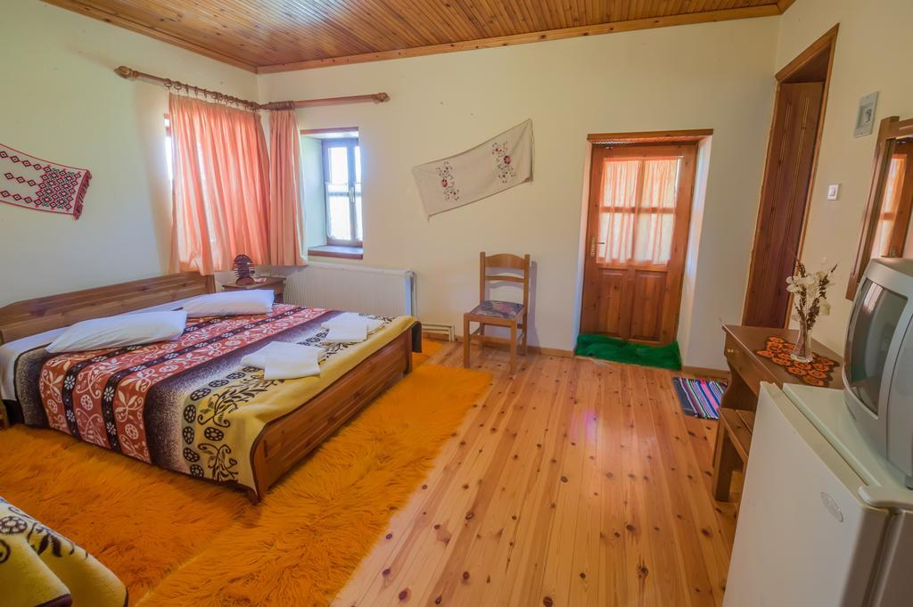 To Petrino Guesthouse Agios Germanos Ruang foto